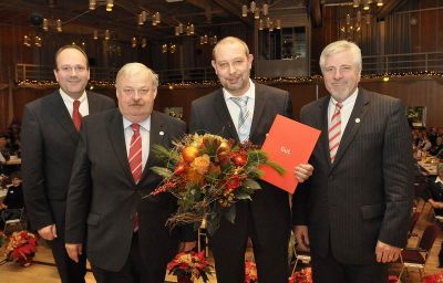 v.l.n.r.: Sparkassenchef Bernd Wenge, NRW-Arbeitsminister Guntram Schneider, Dirk Marquardt und Bürgermeister Hermann Hupe