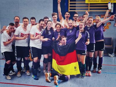 Die Damen und Herren feiern den Sieg bei der Deutschen Meisterschaft 2016 © CVJM Kamen